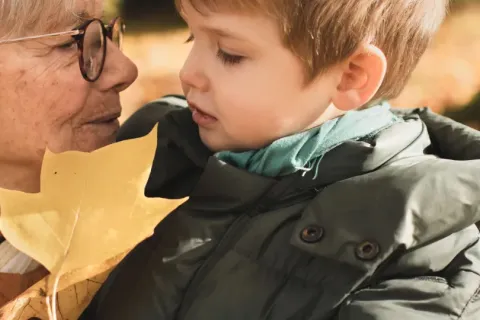 Abuela con nieto en brazos