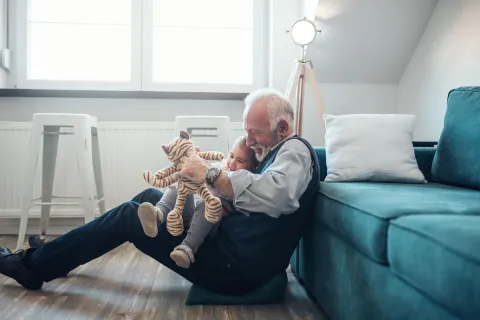 abuelo-jugando-con-nieta