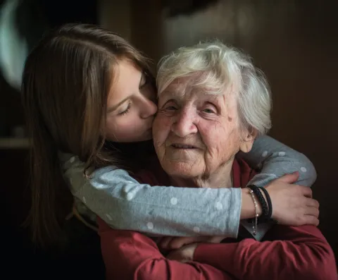Abuela abrazada por su nieta - Fundación Pasqual Maragall
